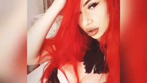 Noir — Selfie
