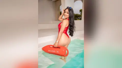 FabianaLima — Tropical baywatch 🌊