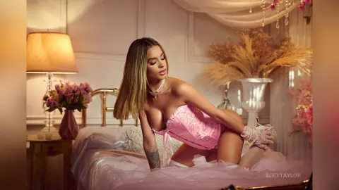 SofyTaylor — 𝓟𝓲𝓷k ♥ 𝓣𝓪𝔂𝓵𝓸𝓻