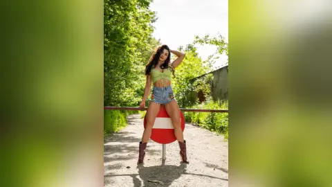 LisaBonna — #Outdoor Tease Forbidden Legs