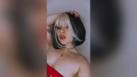VicttoriaNova — New look, same temptation.