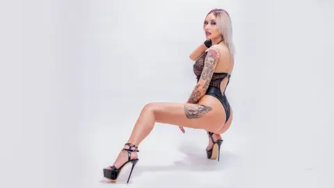 IssaSmith — Hottie 🤩