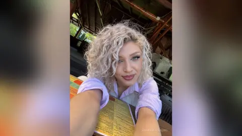 EmmaAmstrong — natural beauty