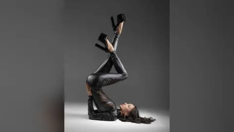SarahSenz — Catsuit 🥵
