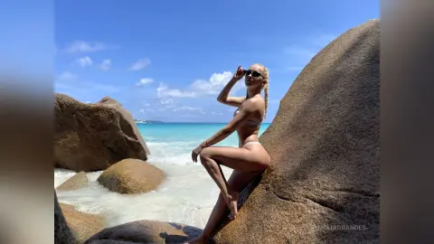 AmeliaGrandes — Seychelles babe