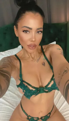 NaomiColle — Streamate Photos