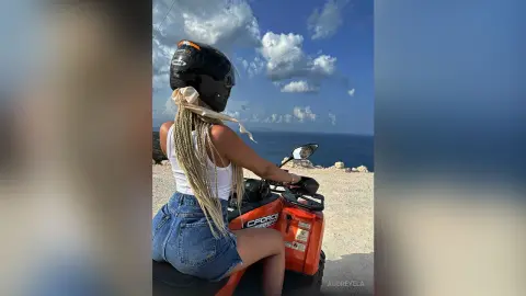 AudreyEla — Vacay🌊🌸🏝️