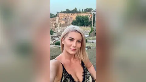 Carolina — I wanna hold your hand in Rome