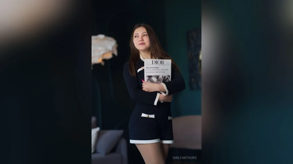 EmilyArthurs — live cam