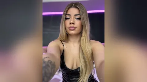 AmyBlyss — Teasing you with my beauty🎀