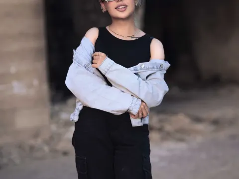 NainaSingh cam model