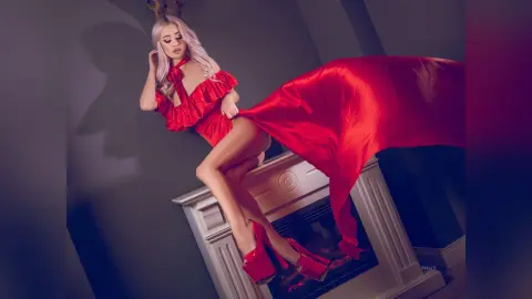 Evelyn — Life  in Red!