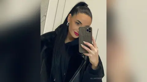 AllaRoberts — Selfie Mirror