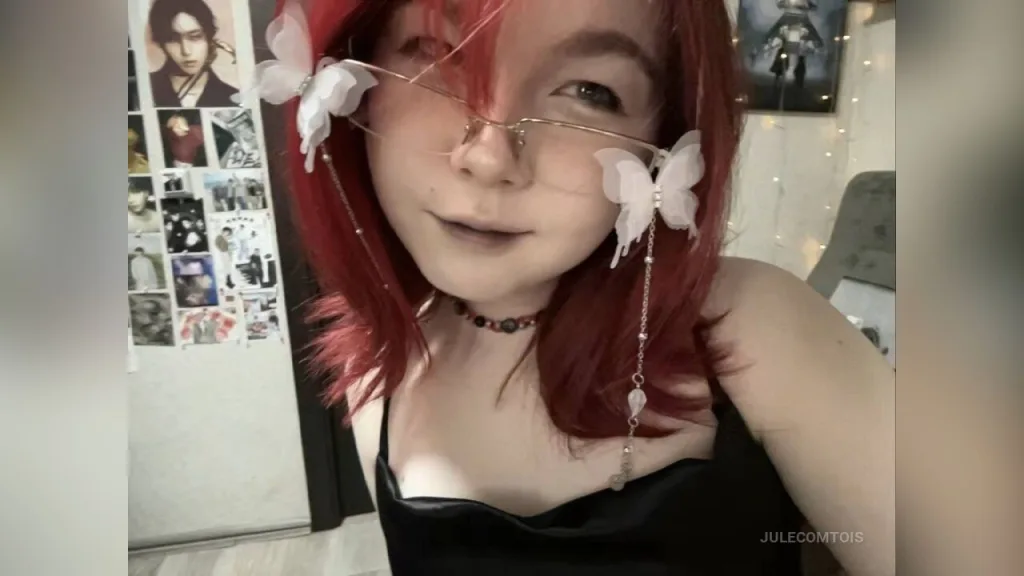 JuleComtois — live cam