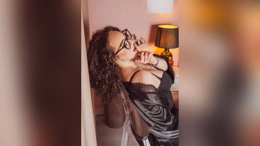 TrixieCole — Curvy Mood