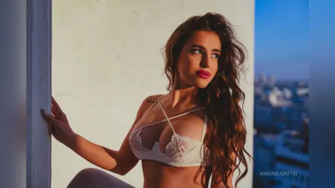 Amanda — How Hot Do I Look?