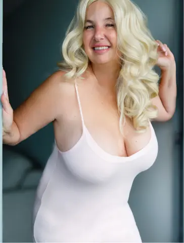 StephanieMatureBusty — Streamate Photos
