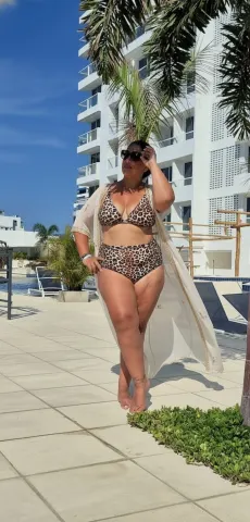 Curvyfirelatina — Streamate Photos