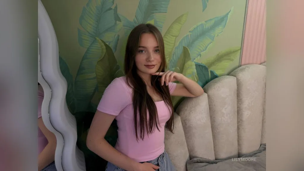 LilyMoore — 𝚖𝚢 𝟷𝚜𝚝 𝚊𝚕𝚋𝚞𝚖