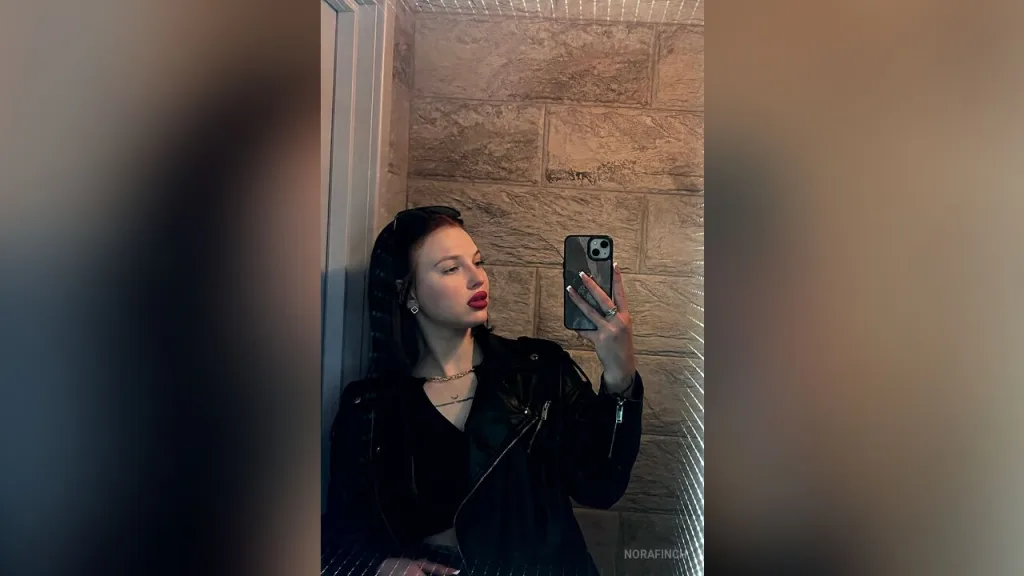 NoraFinch — live cam