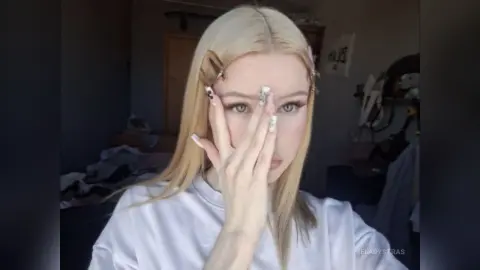MeladyStras — face and manicure