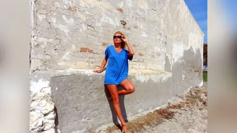 AtlamaDesmond — Man's shirt looks good on girl's body :)