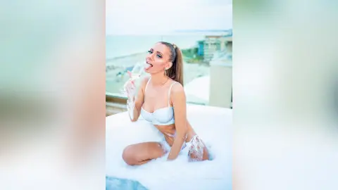 Arianna — Jacuzzi fantasy- with a friend