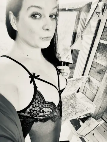 NaughtyWifeUK — Streamate Photos