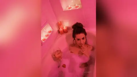 MonicaBedoya — 𝑅𝑒𝓁𝒶𝓍𝒾𝓃𝑔 𝒷𝒶𝓉𝒽𝓇𝑜𝑜𝓂.