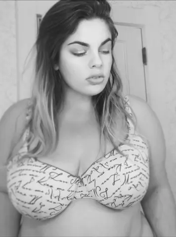 LaraValentine — Streamate Photos