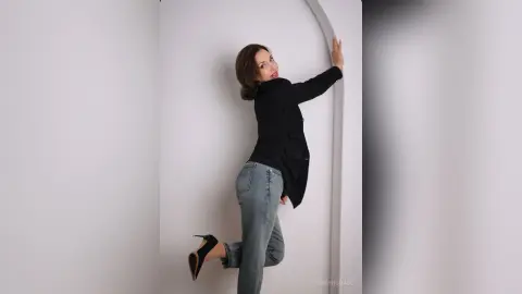 SimoniGrace — sexy in jeans 🫦