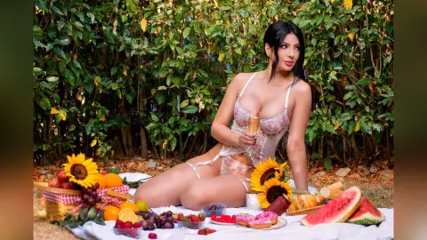 AvrilBonet — Picnic temptation