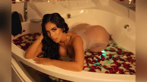EstefaniaBrown — Jacuzzi