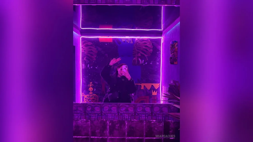 MiaPeaches — live cam