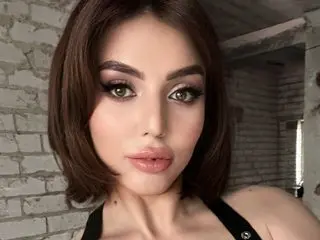 Naomi Bea cam model