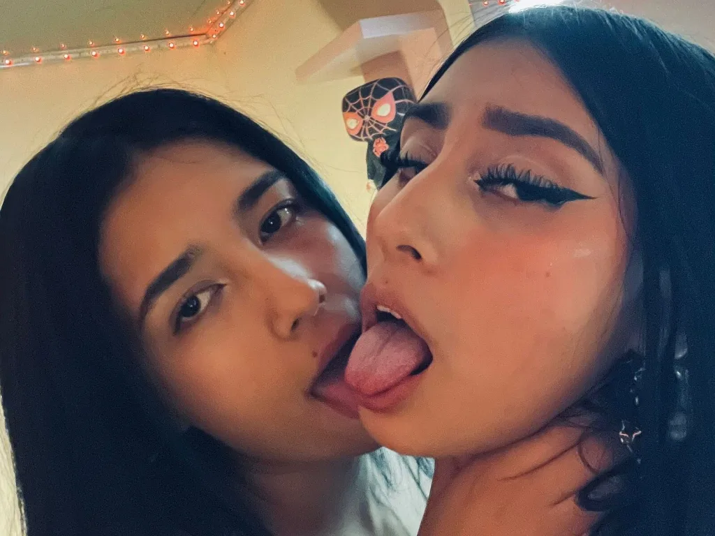 Mia & Eva Whatsson
