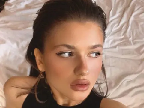 Olivia Paoli cam model