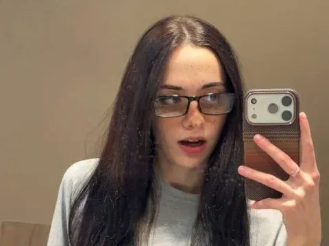 Luna Noiret cam model