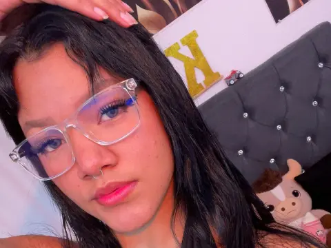 Lizzie James cam model