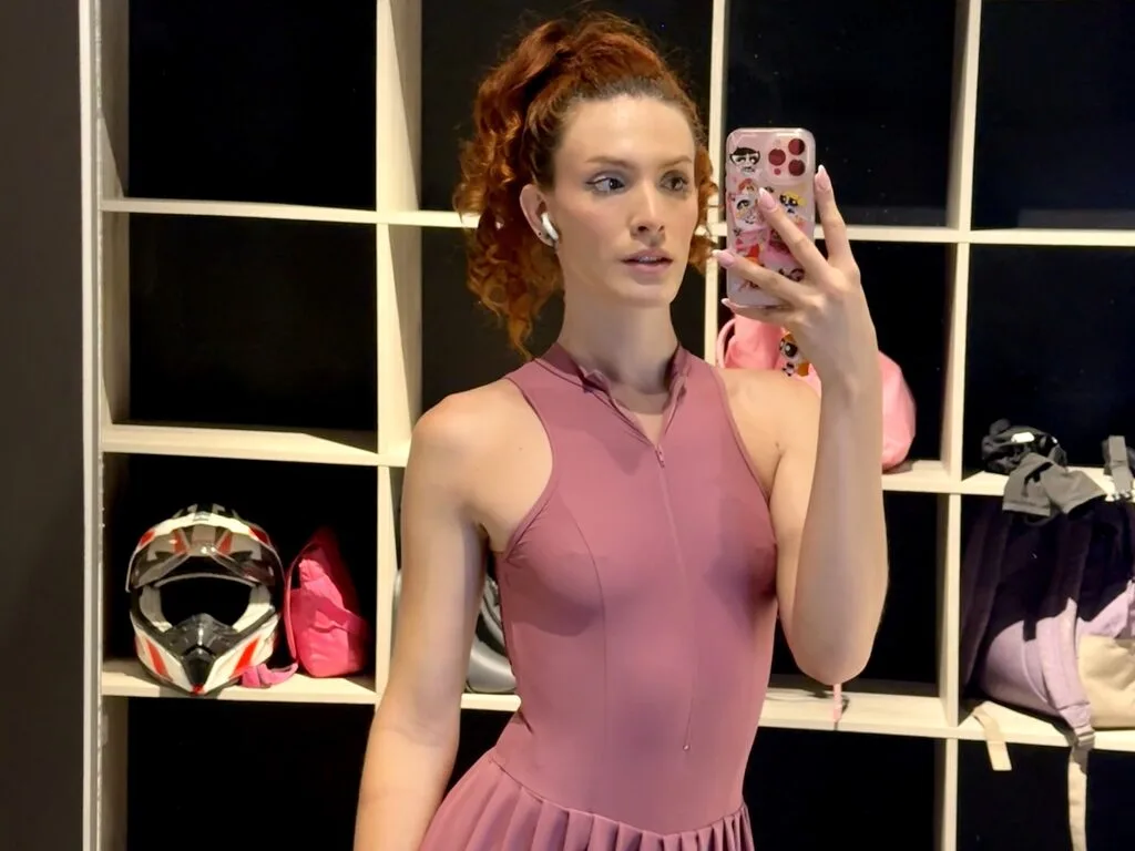 Emma Logge live cam