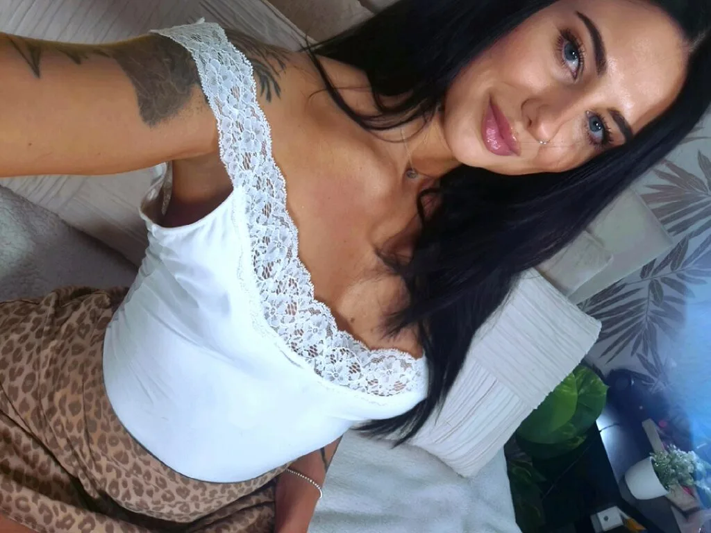 Layla Forbes live cam
