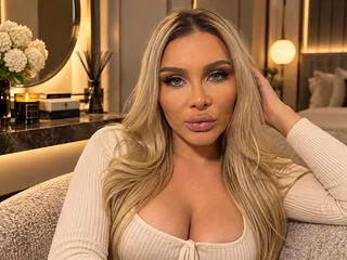 Tara Saint live cam