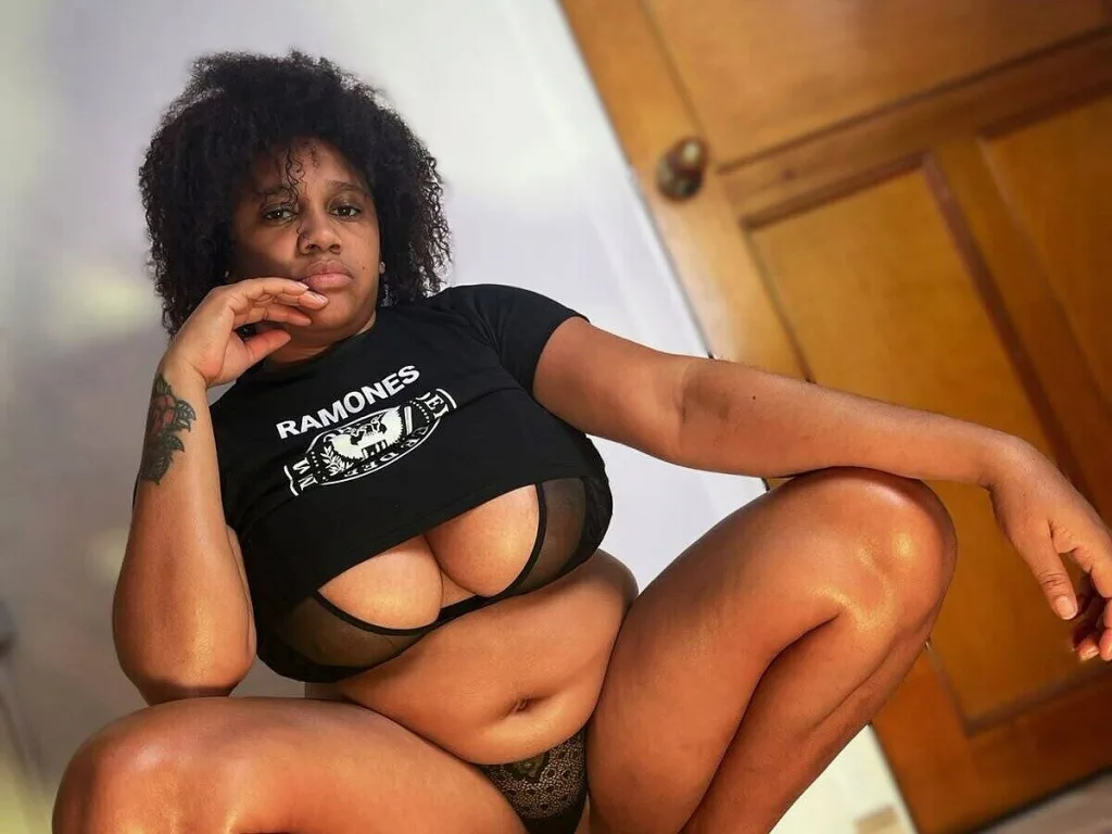 Nina Blazee live cam