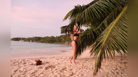 AmeliaGrandes — Seychelles babe