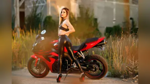 Evelyn — motorbike