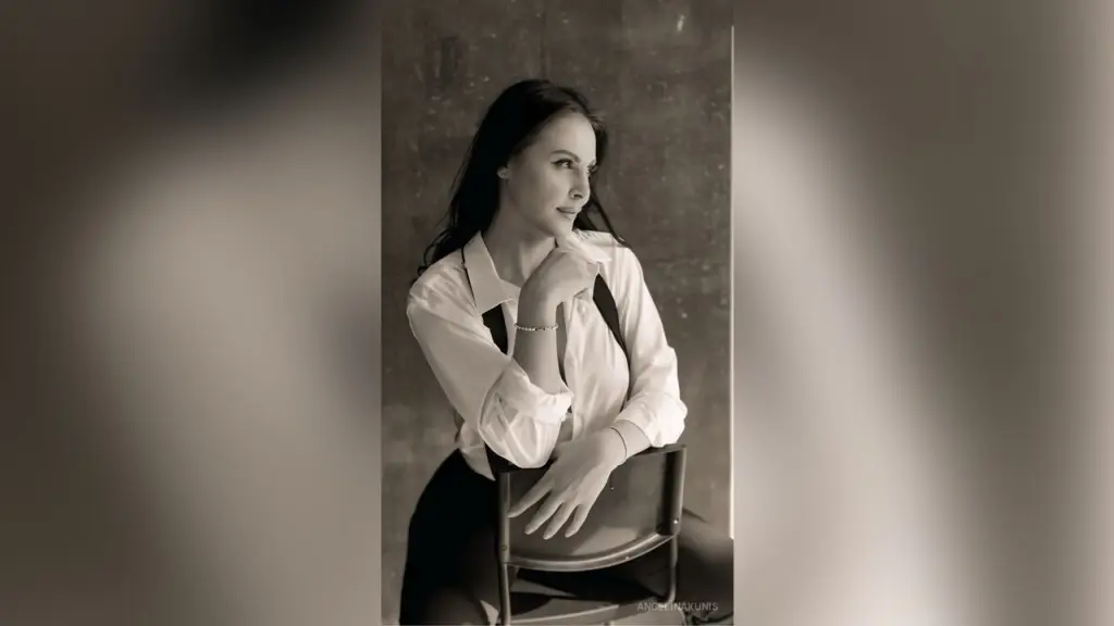 AngelinaKunis — live cam