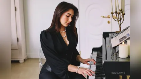 OliviaWays — lady at the piano🎹