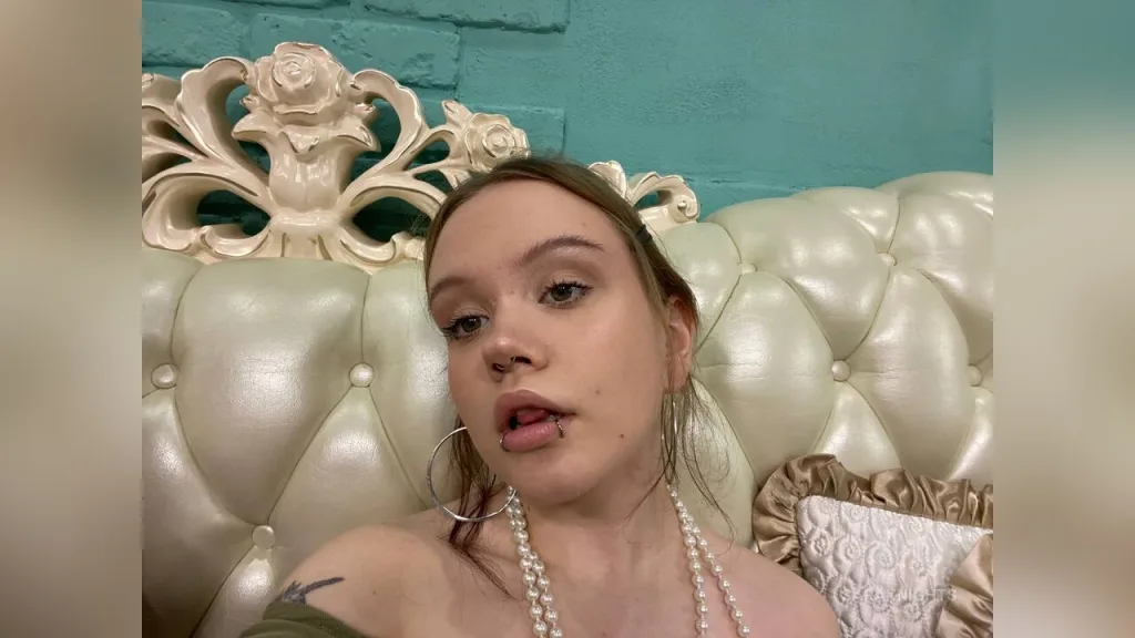 SaraKnights — Gorgeous girl waiting for you