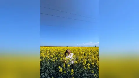 AngelinaKunis — Moments