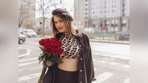 Zendaya — I ♥ Roses 🥰